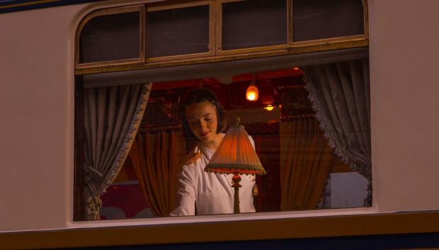 La tripulación cuida todos los detalles antes de la partida.