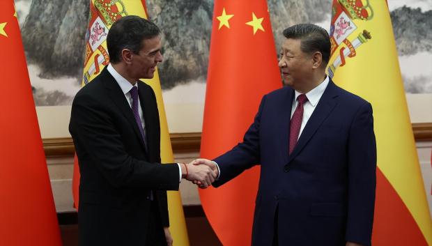 (El presidente del Gobierno, Pedro Sánchez, junto al presidente de China, Xi Jinping