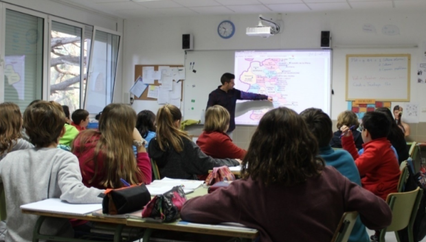 Imagen de archivo de un profesor impartiendo clase en un colegio de la Comunidad Valenciana