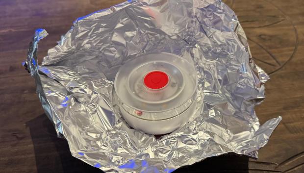 Una luz V16 dentro de papel Albal, tiene sentido