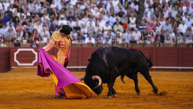 David de Mirada cortó una oreja este viernes en La Maestranza, que colgó el cartel de «No hay billetes»