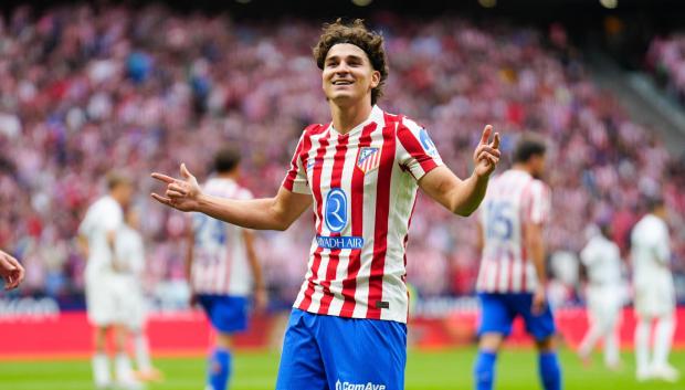 Julián Álvarez celebra uno de sus goles en el derbi madrileño