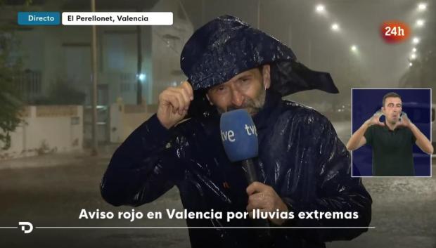 El reportero del canal 24 horas, durante un directo desde Valencia