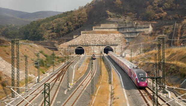 Un tren AVE de Renfe en la línea Madrid-Galicia
