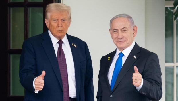 US President Donald Trump greets Israeli Prime Minister Benjamin Netanyahu as he arrives at the West Wing of the White House in Washington, DC on September 29, 2025. US President Donald Trump will push Israeli Prime Minister Benjamin Netanyahu to agree to an elusive Gaza peace plan on Monday in high-stakes talks at the White House. (Photo by SAUL LOEB / AFP)