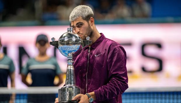 Carlos Alcaraz con el título de ATP 500 de Tokio