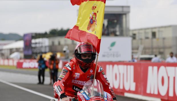 Marc Márquez celebrando su último título de MotoGP con la bandera de España