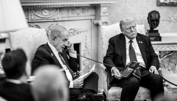 Netanyahu llamando al primer ministro de Qatar bajo la mirada de Trump