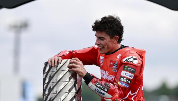 Marc Márquez coloca la placa de campeón en el trofeo de MotoGP
