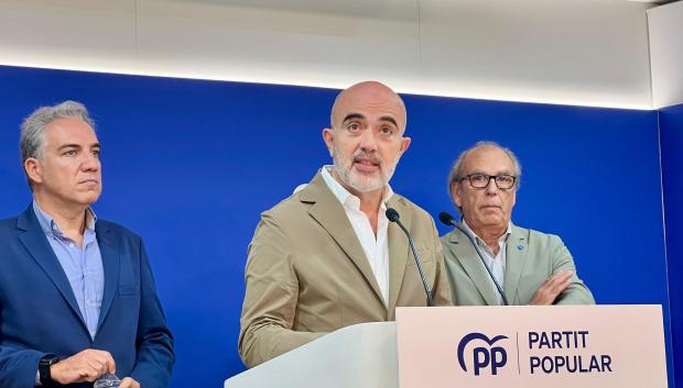 El líder del PP en el Ayuntamiento de Barcelona, Dani Sirera, junto al vicesecretario de Coordinación Autonómica y Local del PP, Elías Bendodo, y el secretario general del PP de Barcelona, Josep Tutusaus, en la sede del PP en Cataluña