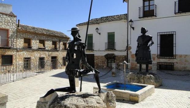 Don Quijote se arrodila ante Dulcinea en El Toboso