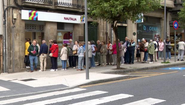 Colas interminables por el día grande' del Imserso en Galicia - Europa Press