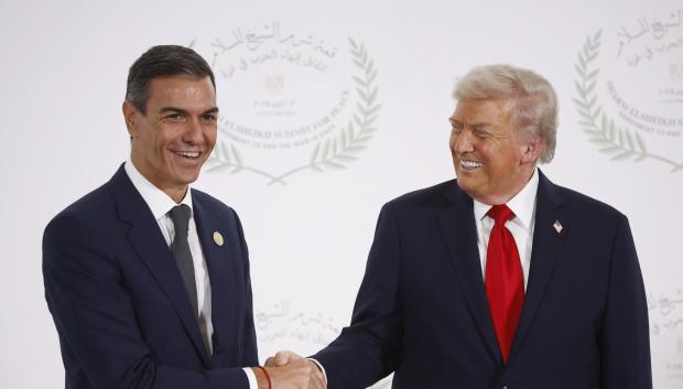 Pedro Sánchez y Donald Trump se dan la mano en Egipto.
