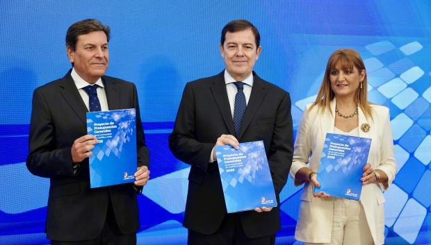 El presidente de la Junta de Castilla y León, Alfonso Fernández Mañueco, comparece en rueda de prensa para presentar el proyecto de Ley de Presupuestos Generales de la Comunidad de Castilla y León para el año 2026.
