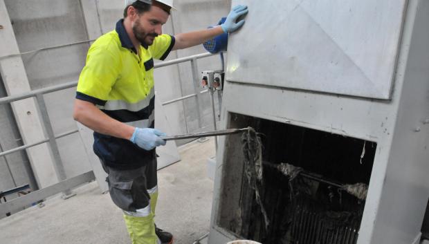 La factura de arrojar residuos sólidos al váter es millonaria e incluye, entre otros costes, la mano de obra extra para la limpieza de las bombas
