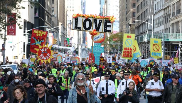 La gente participa en una jornada nacional de protestas "Sin Reyes" en Nueva York