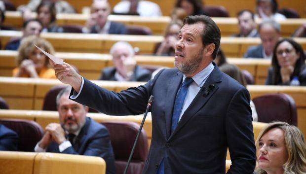 El ministro de Transportes y Movilidad Sostenible, Óscar Puente, durante una sesión de control al Gobierno, en el Senado, a 7 de octubre de 2025, en Madrid (España). Una semana más la oposición ha sometido al Gobierno a una sesión de control que se ha centrado en la financiación autonómica, los mecanismos para combatir la violencia machista y los fallos en el sistema de protección para víctimas de género, la gestión de la inmigración, la política de unidad nacional con especial atención a la situación lingüística en Cataluña y otras comunidades, y la multirreincidencia delictiva.

Fernando Sánchez / Europa Press
07/10/2025