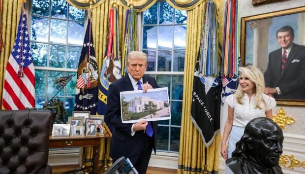 Trump muestra en el Despacho Oval una fotografía de cómo quedará el salón de baile de la Casa Blanca