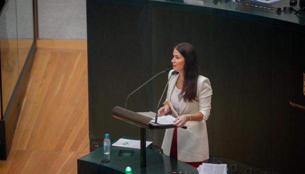 La concejal y portavoz adjunta, Carla Toscano, durante el pleno extraordinario sobre el aborto