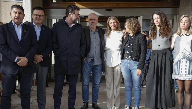 La vicepresidenta del Gobierno, Yolanda Díaz (c), junto a la secretaria general en Galicia, Amelia Pérez (2d), y el secretario nacional del sindicato, Unai Sordo (4i), entre otros, durante el homenaje póstumo a su padre Suso Díaz, exsecretario general de CCOO, un acto al que han acudido centenares de personas este viernes en Santiago de Compostela. EFE/Lavandeira jr