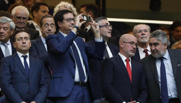 MADRID, 26/10/2025.- El ministro para la Transformación Digital y de la Función Pública, Óscar López (2i), toma toma una foto durante el partido de la décima jornada de LaLiga EA Sports, que Real Madrid y FC Barcelona disputan este domingo en el estadio Santiago Bernabéu. Le acomañan,el ministro de Asuntos Exteriores José Manuel Albares, el delegado del Gobierno en Madrid, Francisco Martín Aguirre, y el presidente del CSD, Jose Manuel Rodríguez Uribes (de izda a dcha)