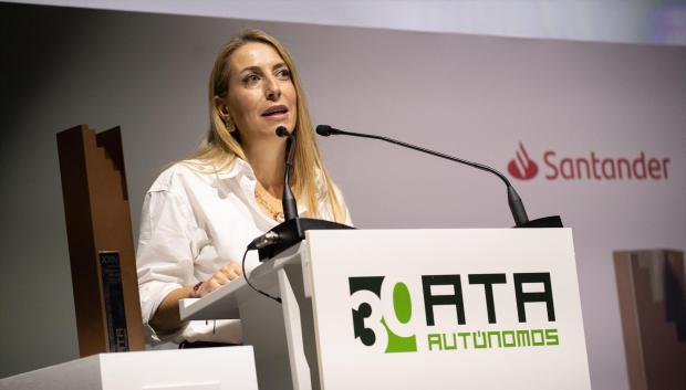 La presidenta de la Junta de Extremadura, María Guardiola, durante la gala de los XXIV Premios Autónomo del Año