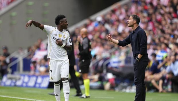 Xabi Alonso charla con Vinicius en un partido esta temporada
