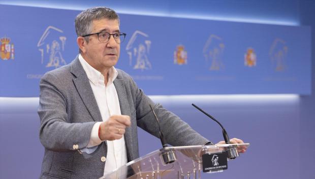 El portavoz del PSOE en el Congreso, Patxi López, durante una rueda de prensa