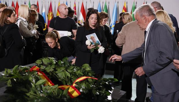 Imagen tomada este miércoles en Valencia de varios familiares de víctimas de la dana en el lugar donde se ha realizado la ofrenda floral a los fallecidos