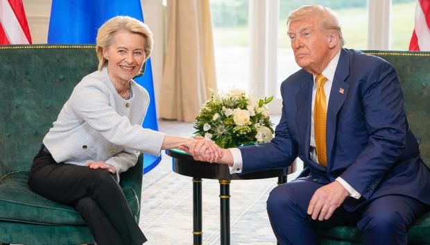 La presidenta de la Comisión Europea, Ursula von der Leyen, y el presidente de EE.UU., Donald Trump