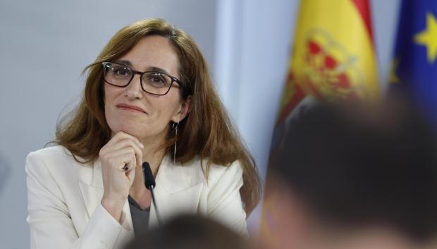 La ministra de Sanidad, Mónica García, en la rueda de prensa posterior a la reunión del Consejo de Ministros, este martes en Madrid