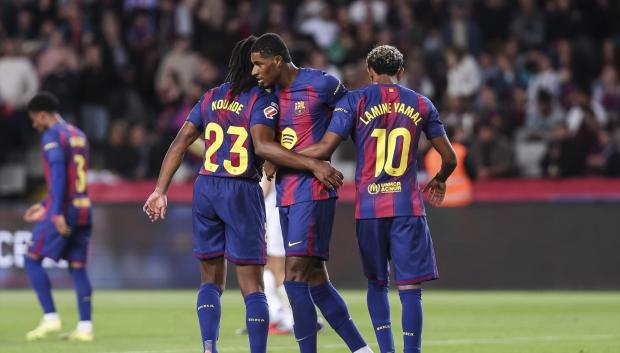 Rashford, Lamine Yamal y Koundé, en un partido del Barça