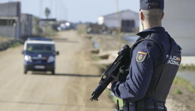 Agentes de policía desplegados frente a la nave en la que se encuentra atrincherado en Isla Mayor (Sevilla)