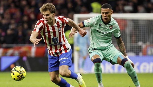 Pablo Barrios disputa un balón con Kervin Arriaga