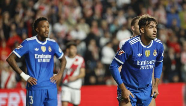 Raúl Asencio (d) durante el Rayo Vallecano - Real Madrid