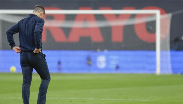 El entrenador del Real Madrid, Xabi Alonso, se lamenta tras el partido ante el Rayo