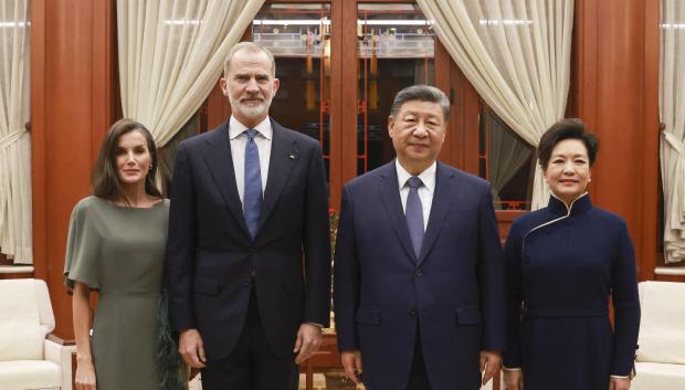 PEKÍN, 11/11/2025.- Los reyes de España son recibidos oficialmente por el presidente de la República Popul Los reyes de España son recibidos oficialmente por el presidente de la República Popular China, Xi Jinping, y la primera dama Peng Liyuanar China, Xi Jinping, y la primera dama Peng Liyuan, en el Gran Palacio del Pueblo de Pekín, la sede del Legislativo chino, en el inicio de una jornada de reuniones institucionales en el segundo día del viaje de Estado, que culminará con una cena de gala y un concierto. EFE/Casa de S.M. El Rey/José Jiménez CRÉDITO OBLIGATORIO? SOLO USO PERMITIDO PARA ILUSTRAR LA NOTICIA QUE APARECE EN EL PIE DE FOTO? SÓLO USO EDITORIAL