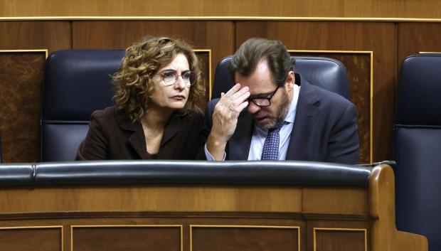 El ministro Óscar Puente junto a la vicepresidenta primera en el Pleno de este jueves
