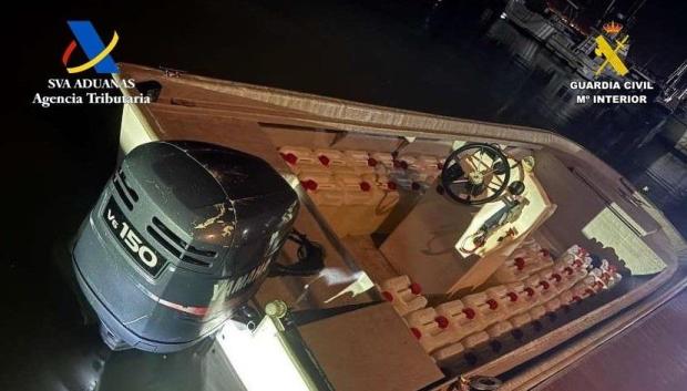 Petacas de gasolina incautadas en una embarcación intervenida en Chiclana de la Frontera (Cádiz)