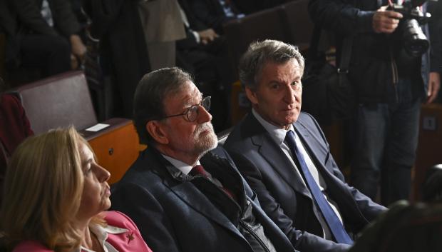 El presidente del PP Alberto Núñez Feijóo (d) y el expresidente del Gobierno Mariano Rajoy, durante la presentación del libro 'Manual de convivencia' del presidente de Andalucía, Juanma Moreno, este miércoles en Madrid