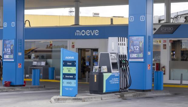 Imagen de una estación de servicio con los nuevos carburantes