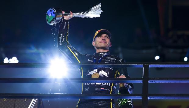 Max Verstappen celebrando la victoria en el GP de Las Vegas de F1