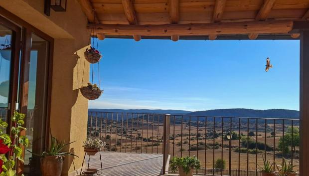 Porche de la casa rural Té de Roca, en Moscardón (Teruel)
