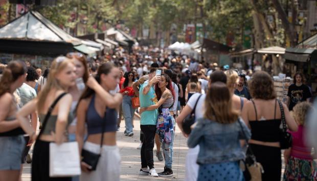 Dos turistas se sacan un 'selfie' en la Rambla de Barcelona, en una imagen de archivo