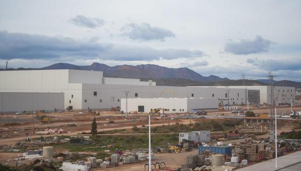 Acceso a la obra, durante una visita a la gigafactoría PowerCo, a 24 de noviembre de 2025, en Sagunto