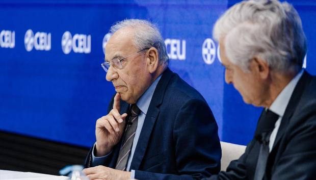 El exvicepresidente del Gobierno Alfonso Guerra, y el exdiputado del PP Adolfo Suárez Illana, en el CEU