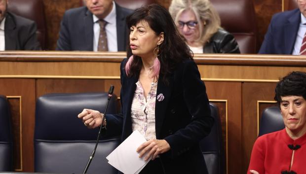 La ministra de Igualdad, Ana Redondo, interviene durante una sesión de control al Gobierno, en el Congreso de los Diputados, a 26 de noviembre de 2025