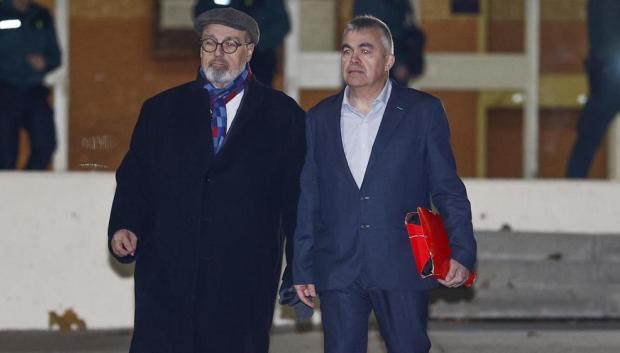 Santos Cerdán (d), junto a su abogado Jacobo Teijelo (i) saliendo de la cárcel de Soto del Real el pasado 19 de noviembre