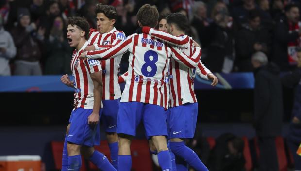 Julián Álvarez (i) celebra con sus compañeros tras marcar ante el Inter