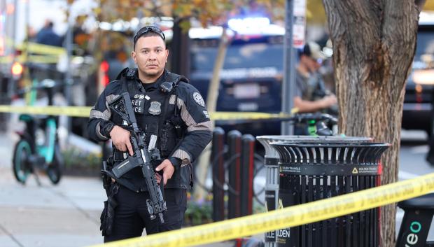 Un agente del Servicio Secreto de los Estados Unidos vigila cerca de la Casa Blanca luego de un tiroteo este miércoles, en Washington (EE.UU.). Dos agentes de la Guardia Nacional fueron asesinados en un tiroteo, en el que fue arrestada una persona que se encuentra en estado crítico. EFE/ Octavio Guzmán